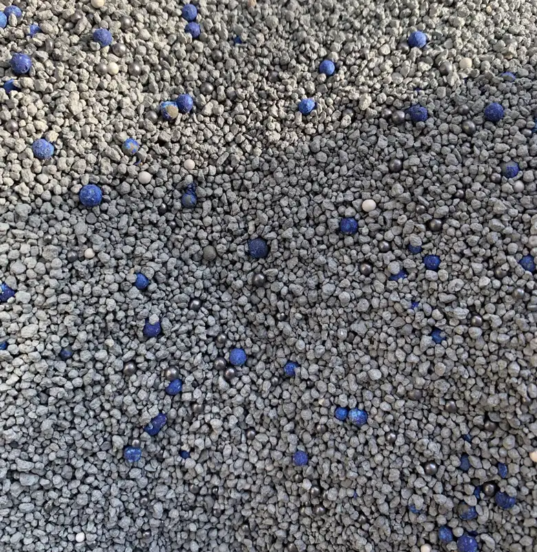 Premium bentonite cat litter with blue particles carbon balls and mineral additives