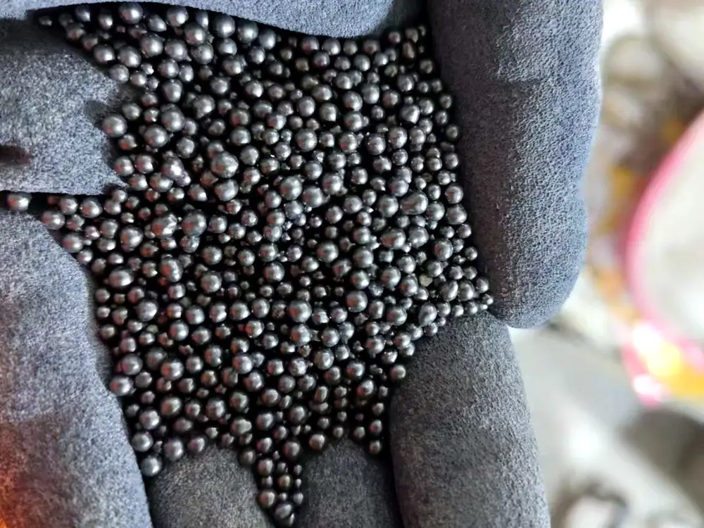 carbon crystal balls used as a premium odor control additive in bentonite cat litter