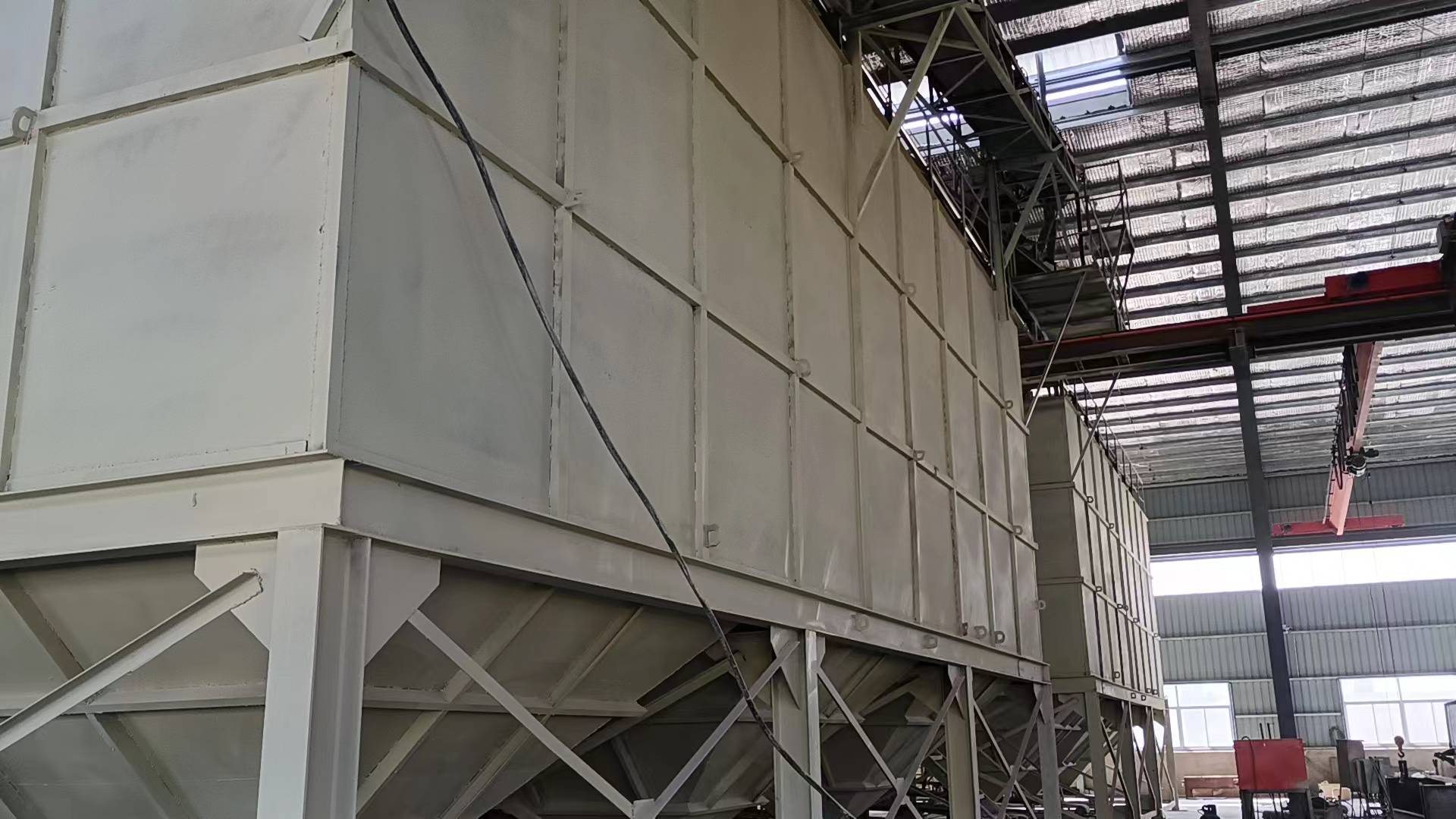 Screening machine separating bentonite cat litter particle sizes
