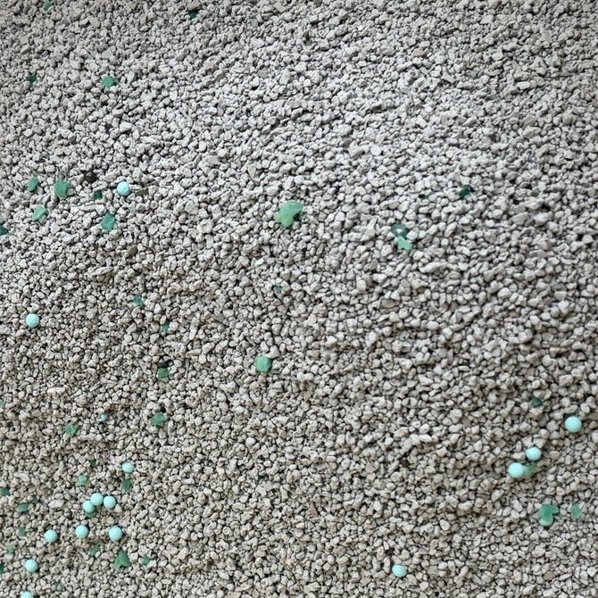 Green Shield dust-free bentonite zeolite cat litter with green and crystal additive particles