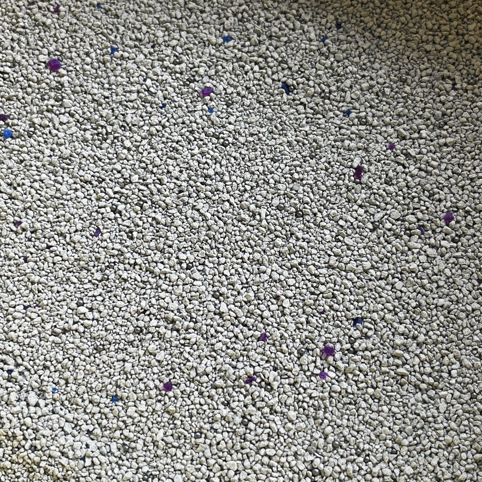 Little Blue Mineral clay based bentonite cat litter with blue and purple additive particles and carbon crystal balls