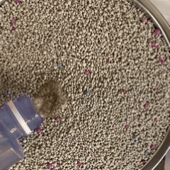 Ball Bentonite cat litter absorbs water quickly and forms compact lumps